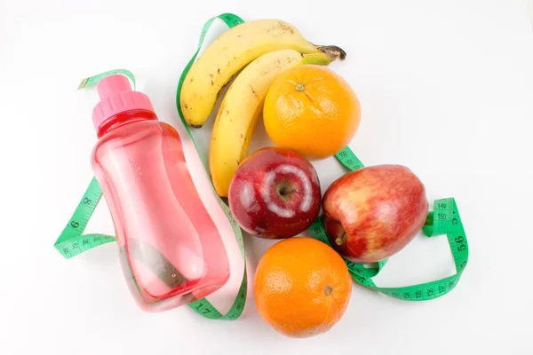 Vers Fruit Met Meetlint Water Sport Fles Geïsoleerd Wit — Stockfoto