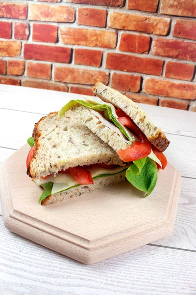 Sandwiches Met Brood Kaas Tomaten Salade Witte Houten Tafel — Stockfoto