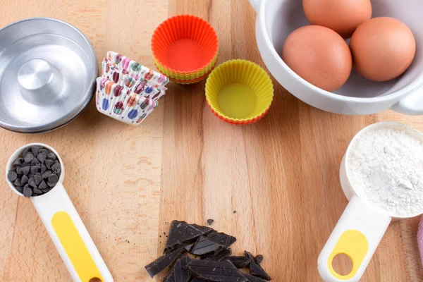 Baka Muffins Redskap Och Ingredienser Träbord — Stockfoto