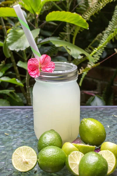 Limonada Tarro Cristal Con Paja Flores Limas Verdes —  Fotos de Stock