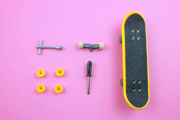 Mini Skateboard Speelgoed Met Tools Roze Achtergrond — Stockfoto