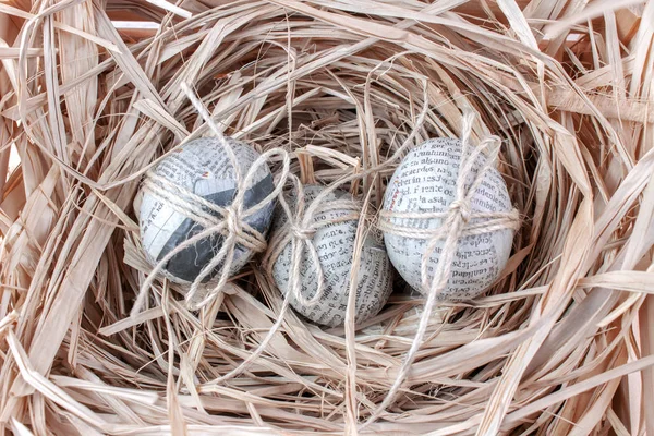 Huevos Pascua Envueltos Periódico Nido Mesa Rústica —  Fotos de Stock