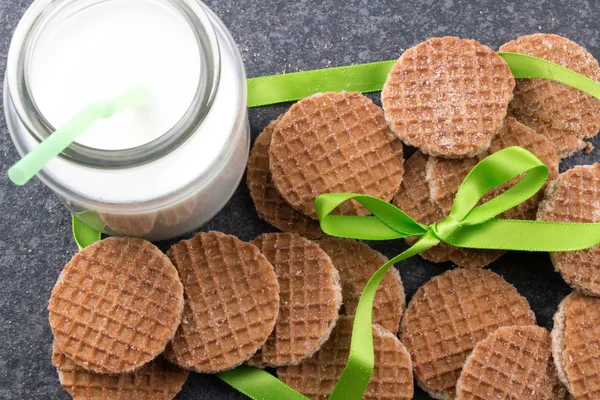 Biscotti Dolci Con Nastro Latte Barattolo Vetro Tavolo Scuro Rustico — Foto Stock