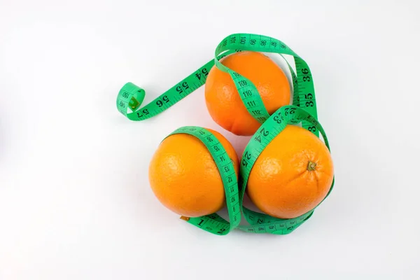 Oranges Fraîches Avec Ruban Mesurer Isolé Sur Blanc — Photo