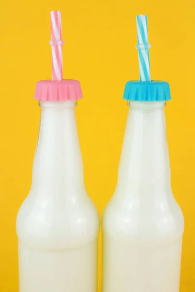 Botella Leche Sobre Fondo Coloreado —  Fotos de Stock