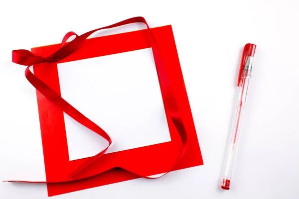 红色丝带 笔和纸框隔离在白色 — 图库照片