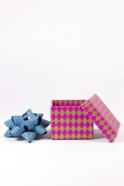 Różowe Pudełko Kokarda Niebieski Białym Tle Boże Narodzenie — Zdjęcie stockowe