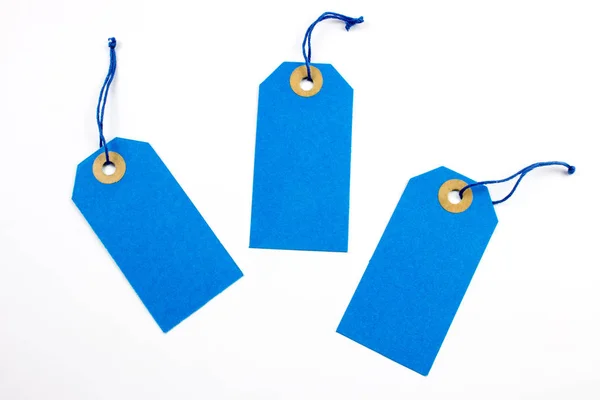 Etiquetas Papel Azul Atadas Con Cuerdas Aisladas Blanco — Foto de Stock