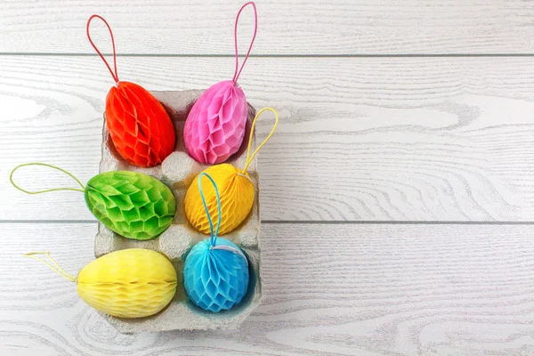 Papel Coloridos Huevos Pascua Contenedor Cartón Mesa Rústica Blanca — Foto de Stock