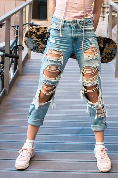 Barcelona, İspanya. 7 Mart 2018: Kentsel arka plan üzerinde beyaz şeritler ile eski pembe adidas ayakkabı giyen genç kadınla kaymak,.