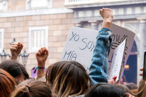 Barcelona, İspanya - 8 Mart 2018: Binlerce kadın Feminist Strike kadınlar gününde şehir merkezi Barcelona, İspanya, 8th Mart 2018 katılmak.
