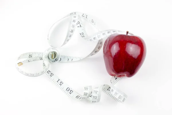 白に分離された測定テープを持つ新鮮な赤いリンゴ — ストック写真