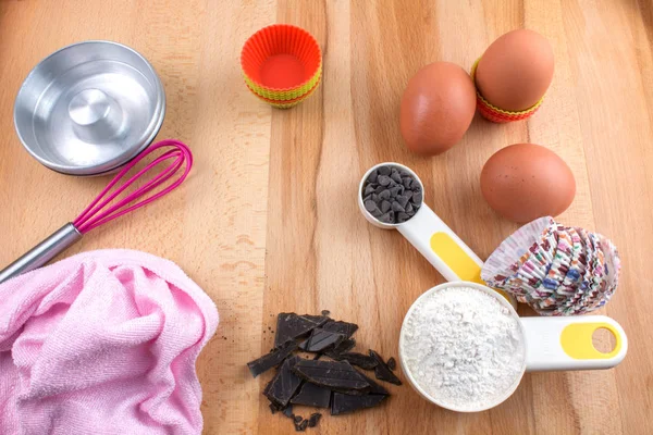 Cupcakes Backen Utensilien Und Zutaten Auf Holztisch — Stockfoto