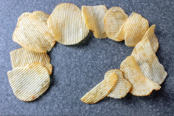 Kartoffelchips Auf Dunklem Rustikalen Tisch — Stockfoto