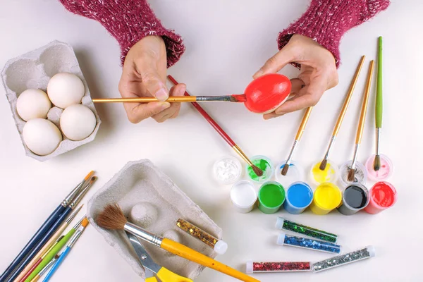 Vista Recortada Jovem Mulher Pintando Ovos Páscoa Mesa Branca — Fotografia de Stock