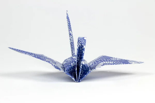 Blauer Origami Vogel Auf Weißem Hintergrund — Stockfoto