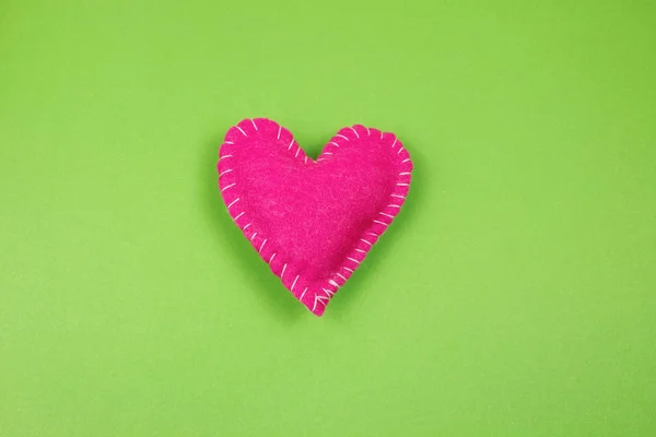 Top View Pink Felt Heart Green Background — Stock Photo, Image