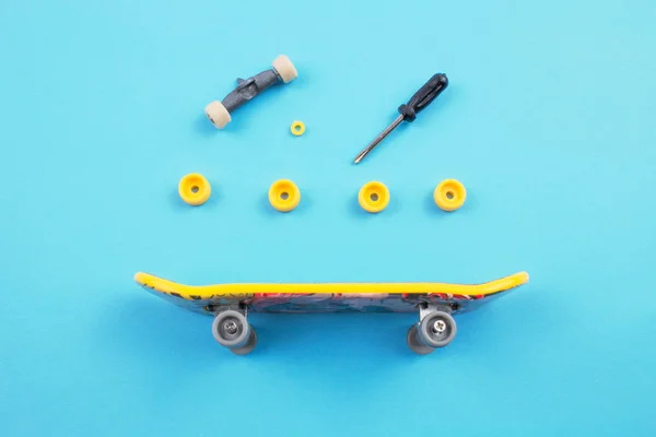 Mini Skateboard Toy Nástroji Modrém Pozadí — Stock fotografie