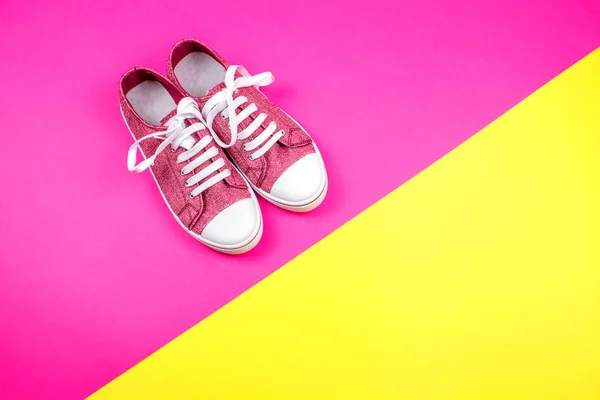 Çift Renkli Arka Plan Üzerinde Canlı Spor Ayakkabı — Stok fotoğraf