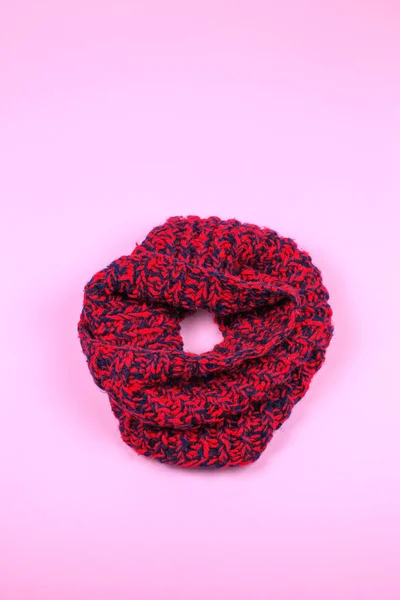 Schal Aus Roter Wolle Auf Rosa Hintergrund — Stockfoto