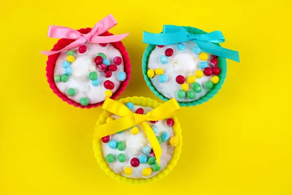 Cupcakes Esmerilados Vainilla Sobre Fondo Amarillo — Foto de Stock