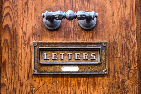 Vista Uma Bela Caixa Cartas Uma Casa Frente Porta Velha — Fotografia de Stock