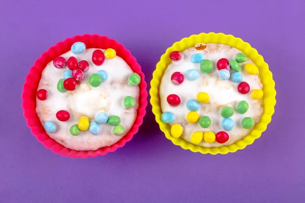 Vanille Gefrostet Cupcakes Auf Lila Hintergrund — Stockfoto