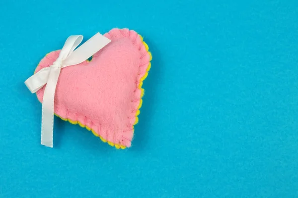 Top View Pink Felt Heart Ribbon Blue Background — Stock Photo, Image