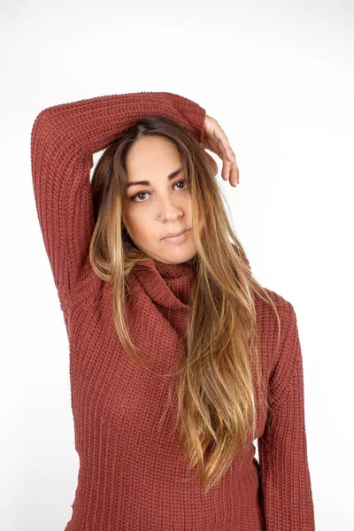 스웨터를 스웨터를 아름다운 여자의 — 스톡 사진