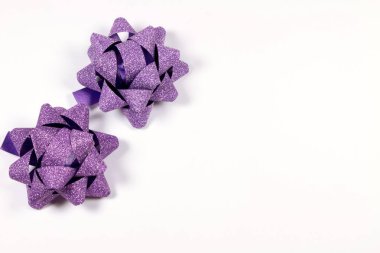 Mor Hediyelik Noel için beyaz izole yay