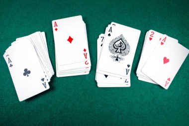 Poker kartları yeşil kumar masasında Aslar