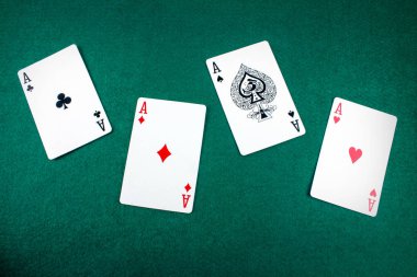 Poker kartları yeşil kumar masasında Aslar