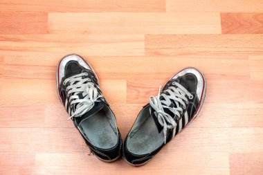 ahşap zemin zemin üzerine eski spor ayakkabı