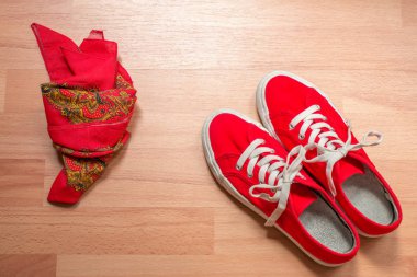 Kırmızı spor ayakkabılar ve aksesuarlar