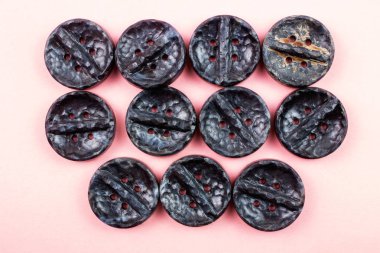 pembe bir arka plan üzerinde siyah düğme Üstten Görünüm