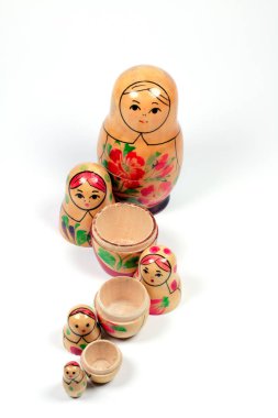 Beyaz arka plan üzerinde izole matryoshka Rus bebek