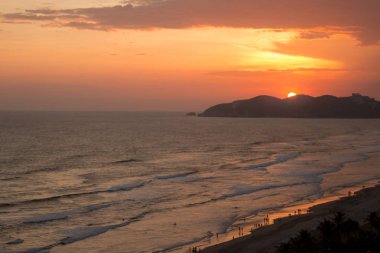 Renkli sunsetover deniz.