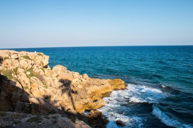 Sahildeki doğal uçurumun manzaralı görüntüsü.