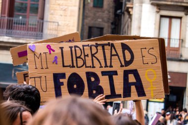 Barcelona, İspanya - 8 Mart 2018: Binlerce kadın Feminist Strike kadınlar gününde şehir merkezi Barcelona, İspanya, 8th Mart 2018 katılmak.