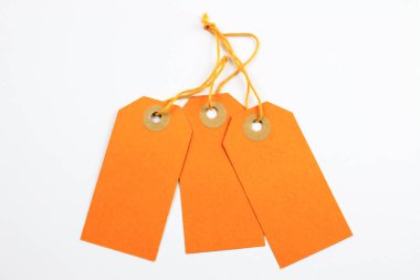 Turuncu kağıt Etiketler üzerinde beyaz izole dizeleri ile bağlı