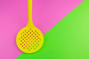 Sarı plastik kaşık, yakın çekim