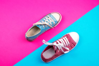 çift renkli arka plan üzerinde canlı spor ayakkabı 
