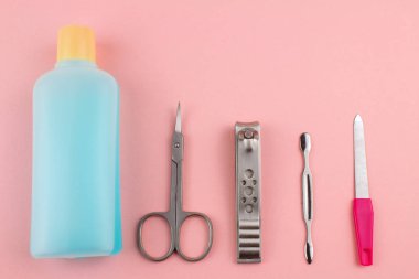 Manikür ve pedikür araçları pembe bir arka plan üzerinde