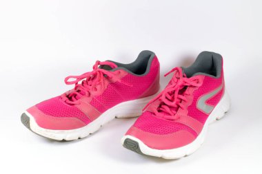 Beyaz arka plan üzerinde eski pembe spor ayakkabı