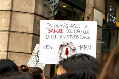 Barcelona, İspanya - 8 Mart 2018: Binlerce kadın Feminist Strike kadınlar gününde şehir merkezi Barcelona, İspanya, 8th Mart 2018 katılmak.