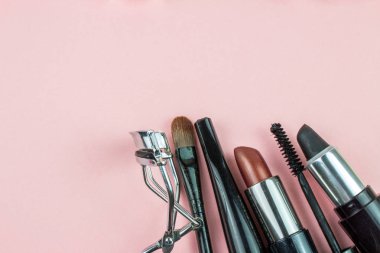 Makyaj kozmetik ve araçlar pembe arka plan