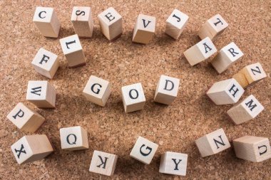 Cork arka plan üzerinde ahşap alfabe küpler Üstten Görünüm