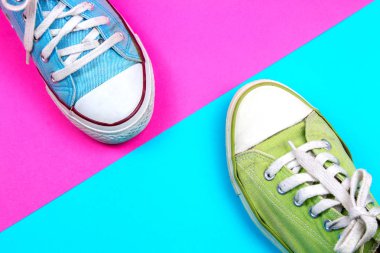 çift renkli arka plan üzerinde canlı spor ayakkabı 