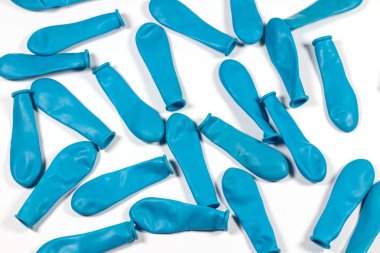 Mavi düz balonlar izole beyaz arka planda 