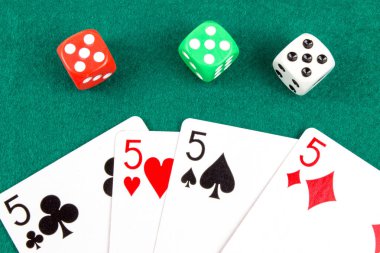 Poker Dices ve kartlar tablo kumar üzerine